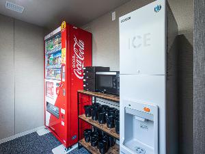 【自動販売機】2階には自動販売機、製氷機、電子レンジ類をご用意しております。アイスピールは数に限りがございますので、ご了承ください。
