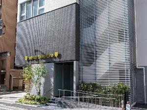 【外観】正面入り口右側に、駐車場の入口がございます。7台分、1泊1650円でご案内していおります。事前予約不可、先着順となります。