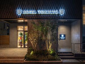 【外観】深夜 25時よりセキュリティーの為、正面玄関を施錠しております。入館時はカードキーをご利用になるか、入口脇のインターフォンよりスタッフをお呼びください。