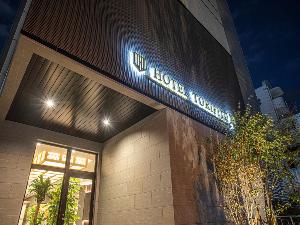 【外観】深夜 25時よりセキュリティーの為、正面玄関を施錠しております。入館時はカードキーをご利用になるか、入口脇のインターフォンよりスタッフをお呼びください。