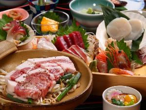 【舟盛＆つがる豚の陶板焼き会席】季節のスタンダードプラン、お造りはおひとり様用の舟盛りでご提供します。