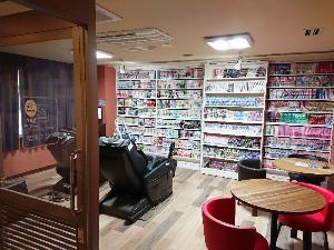 【リフレッシュルーム】コミック３０００冊、無料マッサージチェア、パソコン、各種パンフレットを設置しております。休憩、リフレッシュ、調べ物にぜひご利用ください。(宿泊のお客様はご利用無料)
