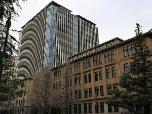 【周辺】早稲田大学・ホテルより徒歩約30分。1882年（明治15年）に大隈重信が創立した東京専門学校が前身。