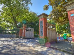 【周辺】学習院大学・ホテルから徒歩約1分。学習院大学　目白キャンパス。提供：学習院大学