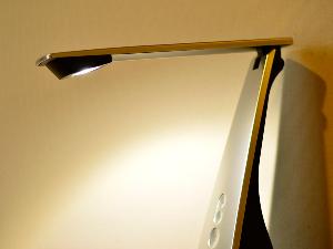 【備品】電気スタンド　全室に電気スタンドをご用意しております。
