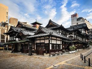 ホテルから南堀端駅まで徒歩3分。南堀端駅から道後温泉駅までは市内電車で直通18分。5～10分間隔で運行しており、道後温泉へのアクセスに便利です。片道料金：大人1名170円　小児90円