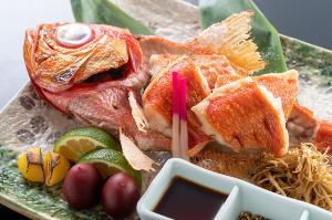 【室戸金目鯛の姿焼き】脂がのって旨味たっぷり。旬の金目鯛を煮付けタレ・彩り五色胡麻・柚子胡椒で堪能。