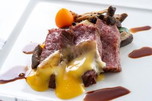 【牛ロースステーキ】濃厚なベアルネーズソースで頂く牛ステーキ。味わうほどにお肉の旨味が広がる一品。