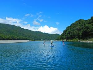 ひらけた空に、生い茂る緑。奇跡の清流、水質日本１の仁淀川をＳＵＰで水上散歩♪