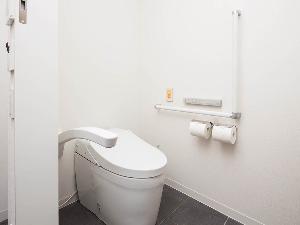 【風呂】ユニバーサルツイン・手すり付きのトイレを設けております。