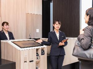 【施設】フロント・フロント係がいつでも応対いたします。お客さまのご要望を伺いますのでお声がけください。