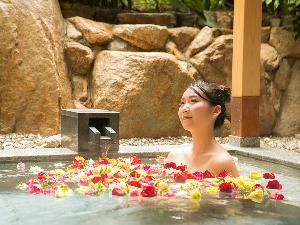 ■B1F花すみか■夜はバラ、朝はランと彩り豊かな花々が水面を飾ります【はな露天】（婦人風呂）