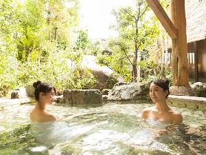 ■1F花てらす■澄んだ空気に木々や草花の香り。四季を間近に感じることのできる贅沢な露天風呂。