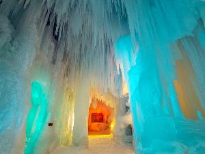 【氷瀑まつり】氷像の中はたくさんのつららと氷柱があり、壮大な氷の世界を体験できます