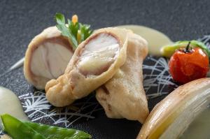 【ポアソン】熟成生ハムで龍馬ふぐを包み、揚げ焼きに。ふっくら柔らかい食感と絶妙な塩気が食欲をそそる。