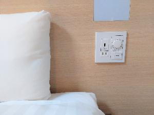 枕元に照明・エアコンスイッチ、コンセントを配置しています。