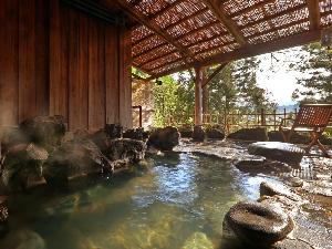 【露天風呂一例】<BR>季節の香りに包まれた、風情あふれる寛ぎの岩露天風呂です。