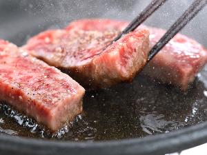【黒毛和牛】日本三大和牛の一つである、最高峰ブランド和牛「米沢牛」の陶板焼き。