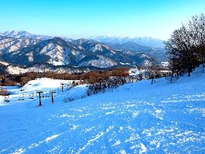 当館からお車で約10分のろころに、三ノ倉スキー場がございます。