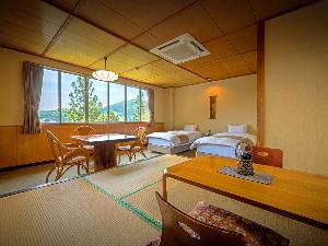 【乙女館】（和室8畳＋ツインベッド）<BR>小上がりになった和室とツインベッド、リビング風テーブルのある和洋室です。