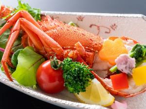 【イセエビ春野菜焼き】肉厚なイセエビを彩り鮮やかな春野菜とともに焼き上げた見た目にも華やかな一品