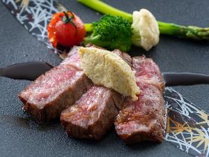 【土佐あかうしロースステーキ】幻の和牛、土佐あかうしのステーキは赤身とサシのバランスが抜群です。