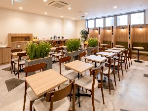 【ライブラリーカフェ】お仕事にも気分転換にも…開放的な空間で、思い思いの時間をお過ごしください。