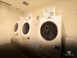 8階にコインランドリーコーナーがございます。（有料）洗剤不要で洗濯乾燥が行えます。