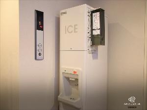 5階、11階に製氷機をご用意しております。氷の持ち運びには備え付けの紙コップをご利用下さい。