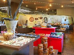 【旅のお土産】覗いてみるだけでも楽しい売店です。