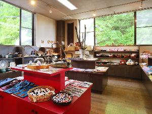 【旅の思い出に】お土産探しも楽しいひととき。