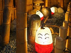 【郷土玩具の小法師を模した灯りもお迎え】