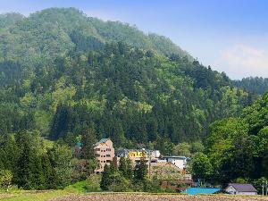 周囲を緑に囲まれた静かな山あいのお宿です。