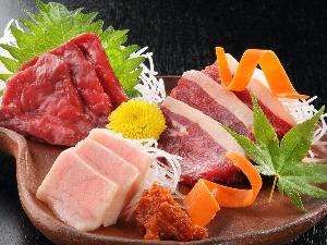 【馬刺し三種食べ比べ】