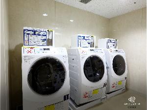 コインランドリーは9階にございます。ご利用の際には、小銭をご用意下さいませ。また、混雑状況については客室TVにてご確認頂けます。