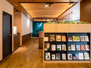 ×【ライブラリーカフェ】プロが選書した書籍を設置しております。フリードリンクと共にご利用ください。