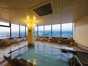 ■男性風呂■日々の疲れを癒して‐‐日田の景色を一望できる広々大浴場！