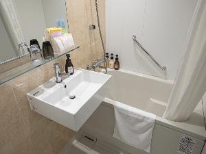 【ツイン】ユニットバスタイプのお風呂です。ツインルームではトイレは別にございます。