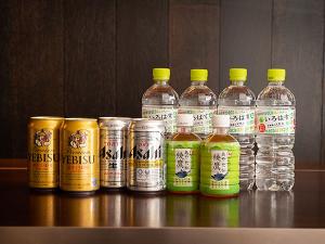 【サービスドリンク】客室冷蔵庫内には、缶ビールやミネラルウォーターなどをご用意。※画像は2名様分