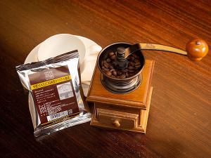 【アメニティ】お部屋に手挽きコーヒーセットをご用意。老舗美鈴珈琲の望楼オリジナルブレンド豆を用意。挽きたての香りと味わいは格別です※イメージ