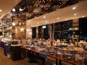展望レストラン『ルミエール』　夜は空港の夜景とともに、人気のディナービュッフェをお楽しみください