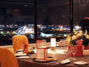 スカイレストラン『摩亜魯王洞』　空港の夜景を眺めながら、コース料理をお楽しみいただけます