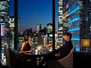 レジデンスラウンジでクールな夜景とひと時を。