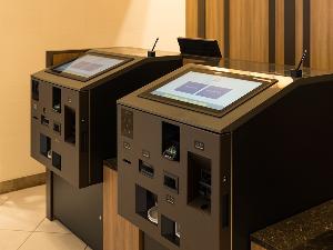 【施設】チェックイン機・予約検索からお支払いまで、お客さまのペースでチェックイン手続きができます。