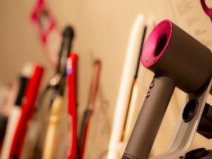 女性専用アットインキャビンルームラウンジ＜種類豊富なドライヤー、アイロン等＞