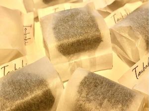 【無料軽食「8種から選べるおにぎり」】無料のお味噌汁と一緒にお召し上がり下さい。