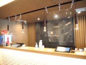【新型コロナウイルス感染防止の取り組み】飛沫感染防止策としてフロントにはクリアパーテーションを設置