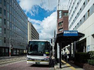 ホテル正面玄関前に長崎空港行きリムジンバスが停車します
