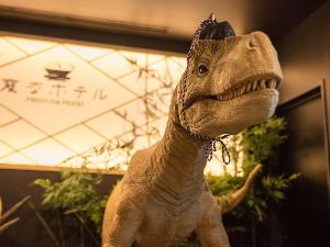 フロント：「和」の空間に囲まれ最先端のロボットがお出迎えいたします。
