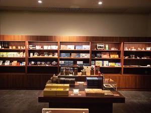 【shops N】旅の最後に華を添えるお土産が きっと見つかるセレクトショップ。お荷物の発送も承っております。